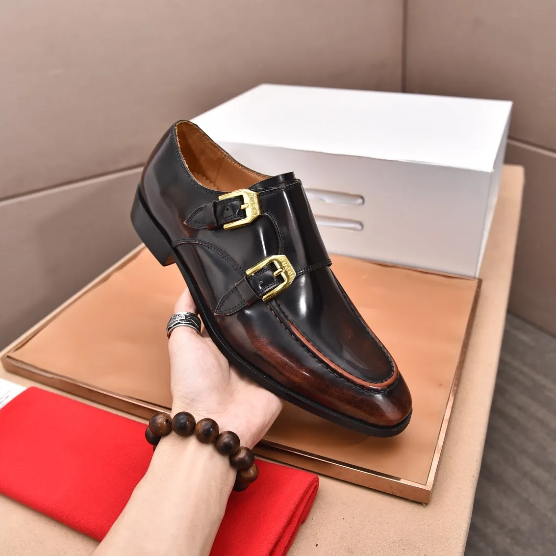 Men's shoes 💰560 (high-end, all cowhide) GUCCI high-end formal leather shoes, original imported fabrics from Italy, cowhide lining, original hardware. I believe you will be struck by it from the first moment you see it. The avant-garde atmosphere can no longer fully interpret its elegance. AAA grade rubber outsole, super comfortable. Original counter last, ensuring its original version and quality. The simple upper ensures its comfort and breathability. A pair of truly good shoes has its own unique soul, famous quality, regular size 38-44 (45 46 customized)